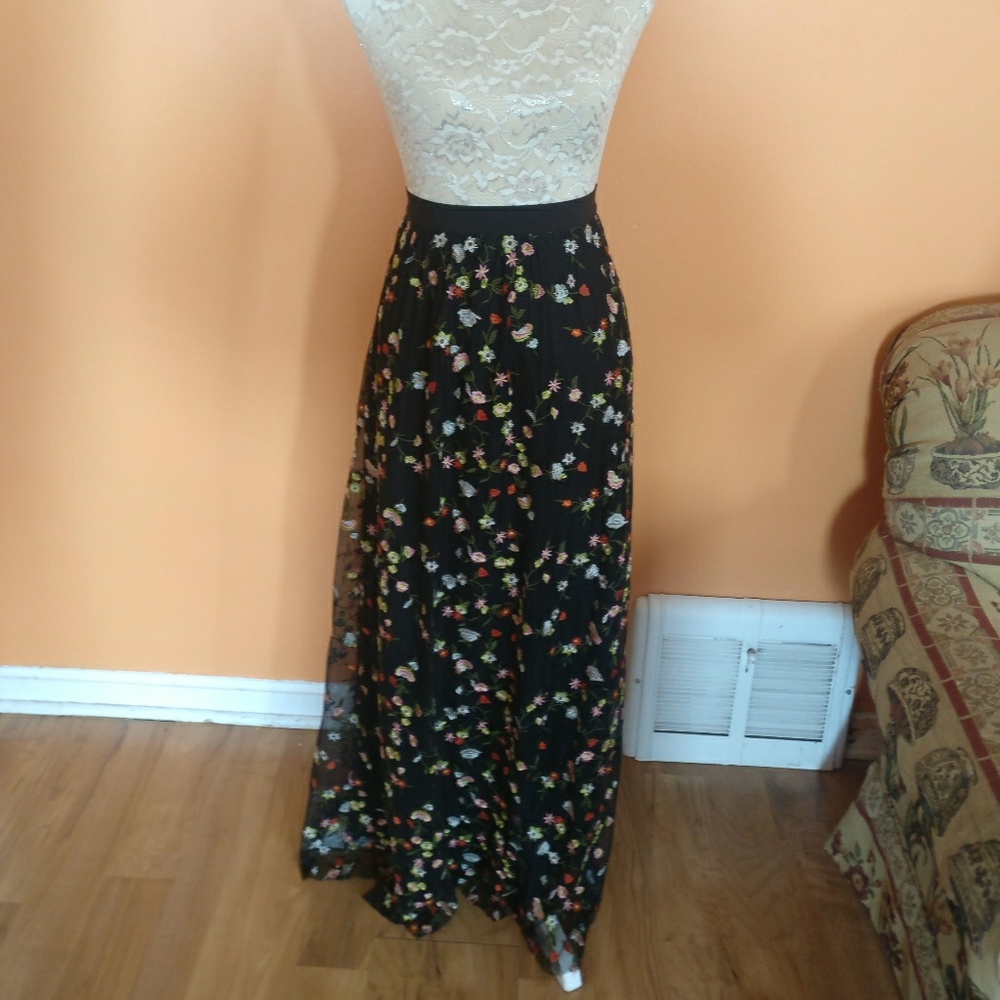 Forever 21 Black Floral Embroidered Floaty Skirt L
